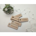 Dřevěná svatební jmenovka se srdíčkem D-decor – Zboží Dáma