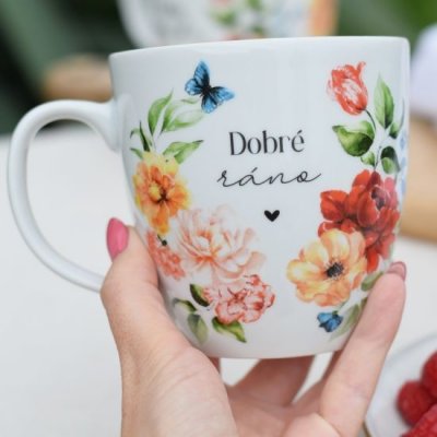 Housedecor Porcelánový hrnek s květy Dobré ráno Porcelánový dárkový hrníček s květinovým vzorem a citátem Dobré ráno. Porcelánový hrnek zdobený zahradními květy většího u udělá radost k 450 ml – Zboží Mobilmania