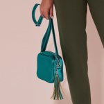 Blancheporte Lesklá kabelka s popruhem a střapcem zelená – Zboží Mobilmania