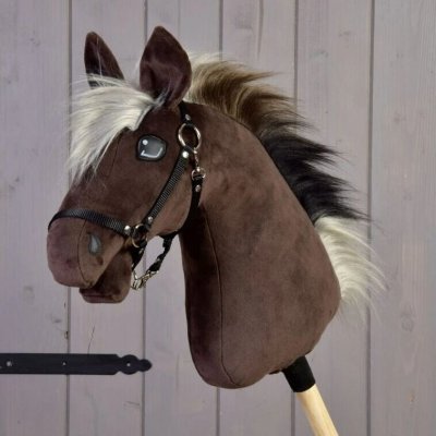Hobby horse LarDen Alfredo s černou ohlávkou – Sleviste.cz