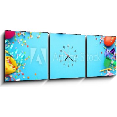 Obraz s hodinami 3D třídílný - 150 x 50 cm - Birthday party caps, blowers and candles on blue background Čepice k narozeninám, dmychadla a svíčky na modrém pozadí – Zboží Mobilmania