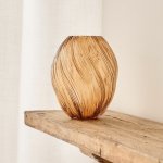 HOMLA Skleněná váza Swirl hnědá – Zboží Dáma