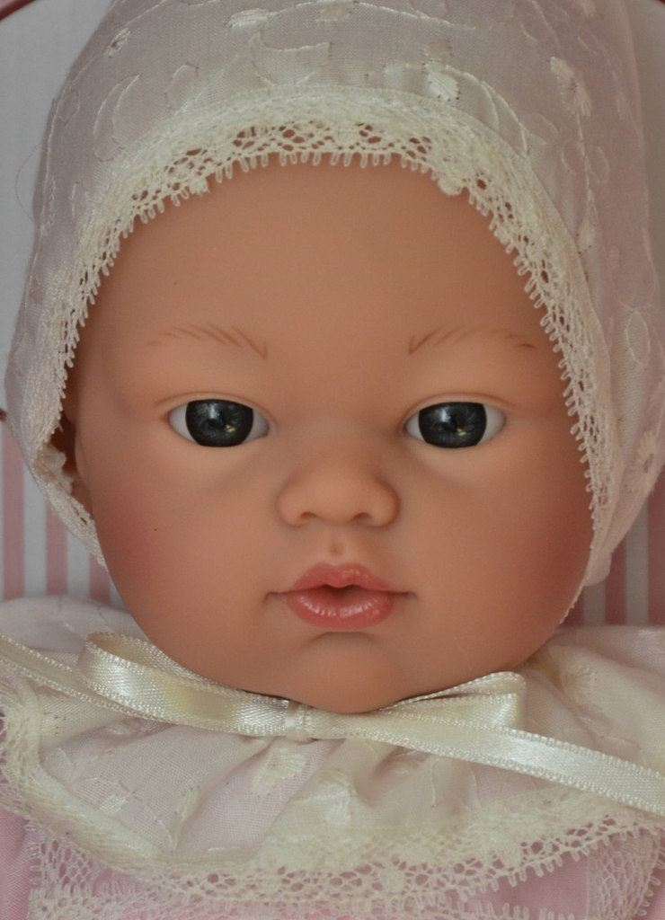Asivil Realistické miminko holčička KOKE v krajkové čepičce