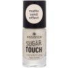 Lak na nehty Essence Sugar Touch Transforming Top Coat krycí s matným zlatým třpytem 8 ml