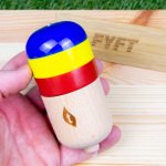 Terra Pill je jednoduchá skilltoy jak kendama Modrá-žlutá-červená – Zbozi.Blesk.cz