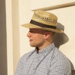 Pánský slaměný klobouk s krempou nahoru a stuhou – Sleviste.cz