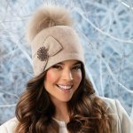Krumlovanka Luxusní dámská zimní béžová čepice s bambulí W-0905/960 – Zboží Mobilmania