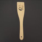 AMADEA Dřevěná obracečka s veselým obličejem, masivní dřevo, 28 cm – Hledejceny.cz