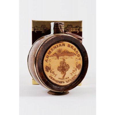 Ijevan Brandy Vanuhi 7y 40% 0,7 l (dárkové balení sud) – Zboží Dáma