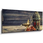 Skleněný obraz 1D panorama - 120 x 50 cm - Ramadan lamp and dates on wooden background. Oriental lantern Ramadán lampa a data na dřevěné pozadí. Orientální lucerna – Zboží Mobilmania