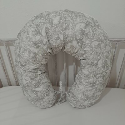 Pro útulný domov Kojící polštář Kapradí šedé – Sleviste.cz