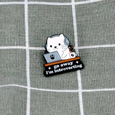 Pinarna Bílá kočka u počítače Go away I´m introverting Jdi pryč, mám svůj introvertní čas – Zboží Dáma