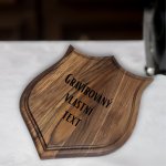 Dřevěné krájecí a servírovací prkénko „Štít“ s ručně tvarovaným geometrickým designem dodá vašemu stolování styl, charakter a originalitu. Nabízí také možnost gravírování vlastního textu. – Sleviste.cz