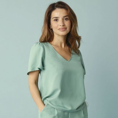 Jednobarevná halenka s krátkými rukávy pro menší postavu zelená – Sleviste.cz