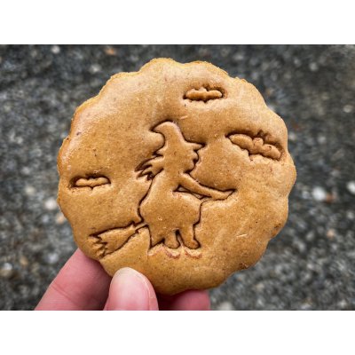 TVOŘÍTKO Čarodějnice - razítko Rozměr: 8 cm, + Vykrajovátko: Ano – Zboží Mobilmania