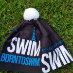 BornToSwim Zimní čepice černá s modrým logem a bílou bambulí – Hledejceny.cz