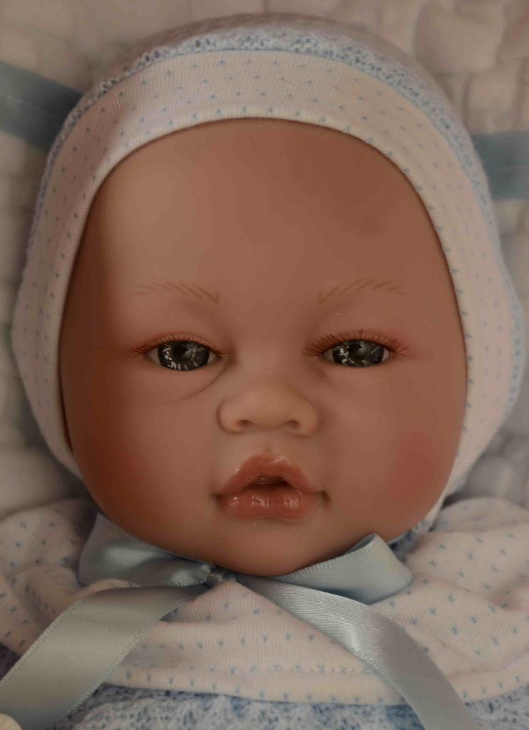Guca Realistické miminko chlapeček Iker na modrém polštáři