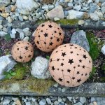 Keramická koule na svíčku s hvězdami a kometami (15 cm) - světlá zahradní dekorace – Sleviste.cz