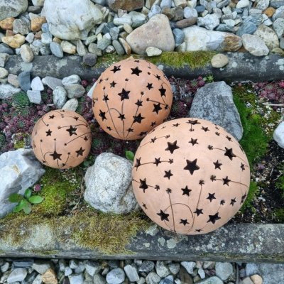Keramická koule na svíčku s hvězdami a kometami (15 cm) - světlá zahradní dekorace – Sleviste.cz