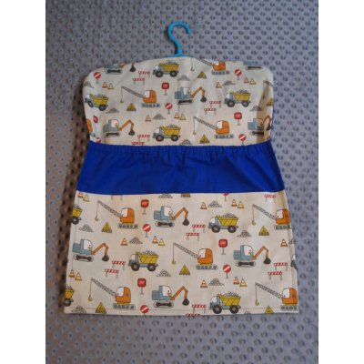 pro útulný domov kapsář na ramínko do školky stavební stroje modré s vyšitým jménem – Sleviste.cz