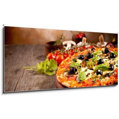 Skleněný obraz 1D panorama - 120 x 50 cm - Delicious fresh pizza served on wooden table Chutná čerstvá pizza podávaná na dřevěném stole – Zboží Mobilmania