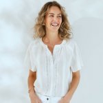 Jednobarevná halenka s krátkými rukávy a macramé proužky režná – Zboží Mobilmania