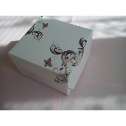 Svatební (dárková) krabička na výslužku bílá s potiskem barevný motýlek  13.5 x 13.5 x 9 cm 1 ks (71705.10) svatební dekorace - Nejlepší Ceny.cz