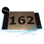 Nerezové broušené číslo popisné,s přesahujícím lesklým černým podlepem z plexiskla. Font: b) – Zboží Mobilmania