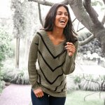 Blancheporte Pulovr s pruhy a výstřihem do "V" hladký pletený vzor mohérový na dotek khaki černá – Zboží Mobilmania