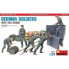 Sběratelský model German Soldiers w/ fuel drums 5 fig. MiniArt 35366 1:35