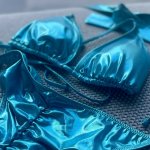 Třpytivé Sparkle*Me plavky bikiny brazilky na zavazování s řasením na zadečku modrá – Zboží Dáma