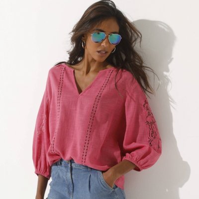 Jednobarevná halenka s macramé a ažurovou výšivkou růžová – Sleviste.cz