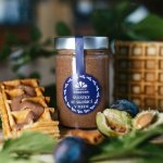 Včelařství Domovina Švestky se skořicí v medu 380 g – Zboží Dáma