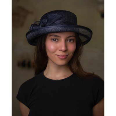 Seeberger Cloche slavnostní klobouček s ozdobou ze sisálové slámy modrý – Zboží Dáma