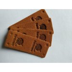 Koženkový štítek půlený Hand made klubko 5x2cm hnědý – Zboží Dáma