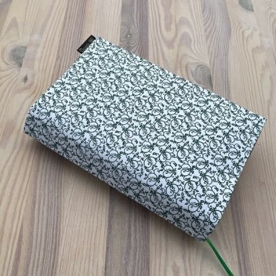 Obal na knihu Zelený vzor na bílé L – Zboží Mobilmania