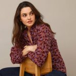 Vzdušná propínací halenka s volánky a potiskem květin bordó/černá – Zboží Dáma