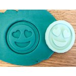 TVOŘÍTKO Emoji II - razítko special Tvar vykrajovátka: Kulaté Vlnky, Nástavec na razítko: Ano – Hledejceny.cz