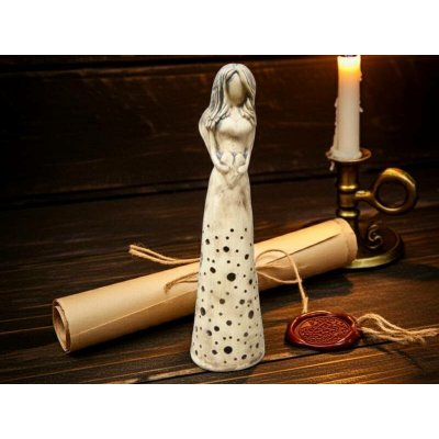 Anděl upřímnosti-62cm. Velký anděl na jednu čajovou svíčku. Barva režná výška 62cm.Pro všechny kteří nemají rádi lež a přetvářku – Hledejceny.cz