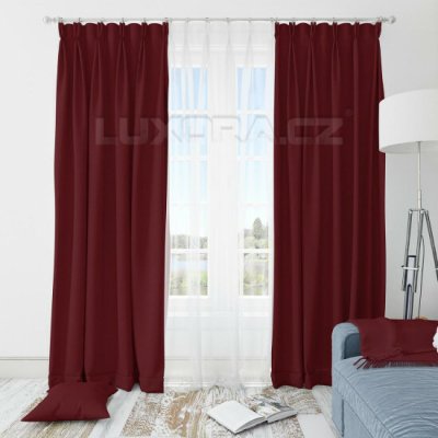Látka Blackout UNI 135 tmavě červená na závěsy, polštářky - 40 x 40 cm – Zboží Mobilmania