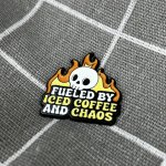 Pinarna Fueled by iced coffee and chaos Poháněn a ledovou kávou a chaosem – Zboží Dáma