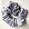 Gumička do vlasů CurlyEllie Curl Scrunchie Cool Grey – Saténová gumička