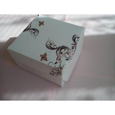 Svatební (dárková) krabička na výslužku bílá s potiskem barevný motýlek  13.5 x 13.5 x 9 cm 1 ks (71705.10) od 8 Kč - Heureka.cz