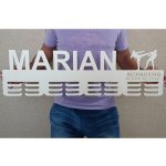 LYMFY 80cm dřevěný věšák na medaile s laserováním přírodní dřevo – Zboží Dáma