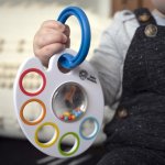 BABY EINSTEIN kousátko s hrkálkou s C kroužky Shake Rattle & Soothe™ – Hledejceny.cz