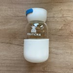Frutcha lahvička skleněná bílá s modrým uchem 350 ml – Hledejceny.cz