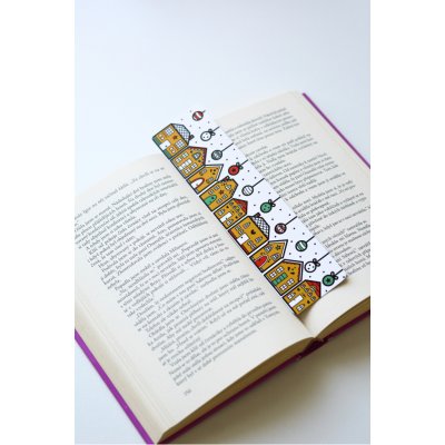 Kelímkuj Zimní vesnička – ilustrovaná vánoční záložka do knihy, motiv zasněžené domečky, vyrobeno v ČR Barva: Bílá – Zboží Dáma