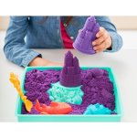 Spin Master Kinetic sand Fialový 450g tekutý písek s podložkou a nástroji – Sleviste.cz