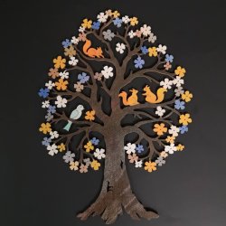 Amadea dřevěný strom s veverkami barevná dekorace k zavěšení oboustranný potisk výška 27 cm