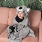 Cozy Noxxiez BL811 Koala hřejivá deka s kapucí se zvířátkem a tlapkovými kapsami – Sleviste.cz